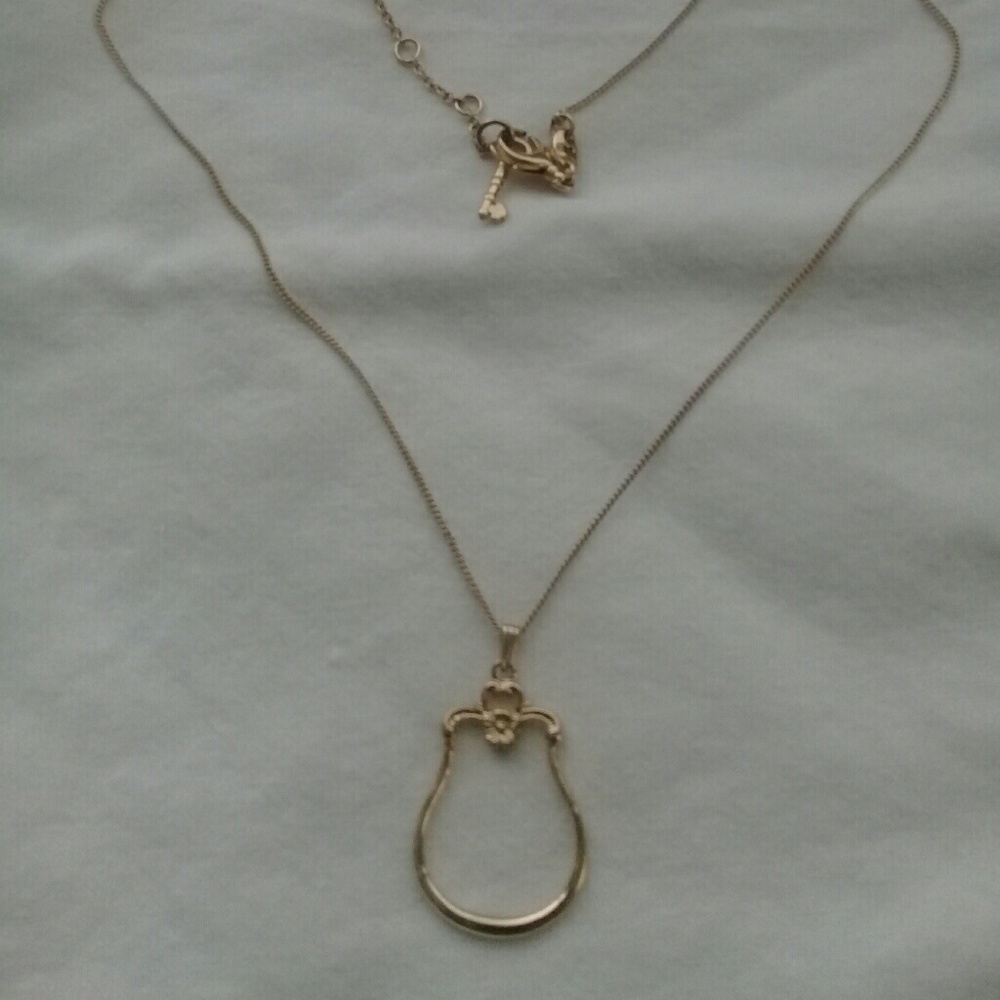 Gold necklace. Thin chain.